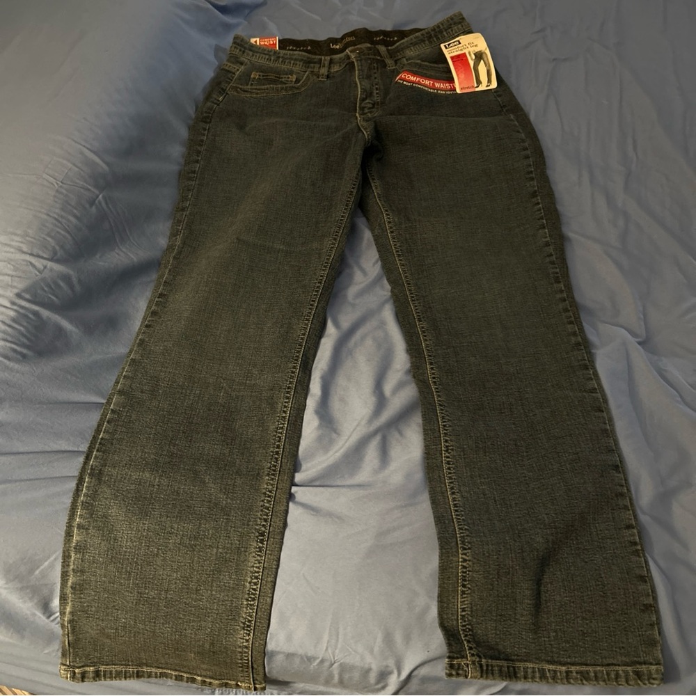 Woman’s Lee Comfort fit Straight Leg
